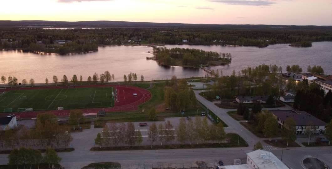 Kuusamon urheilukenttä, kuva Janne Leimola, Maan pinnalla, Naturpolis